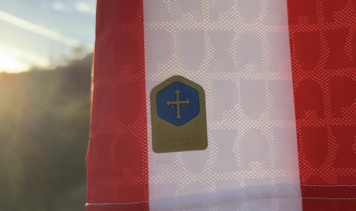 Detalle de la Cruz de la Victoria de Asturias en la camiseta del Sporting 2026/27 de Siroko