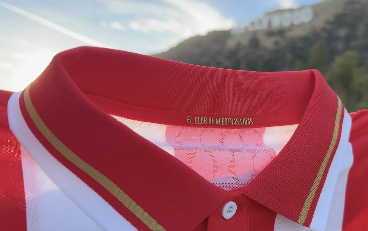 Frase «El club de nuestras vidas» grabada por dentro del cuello de la camiseta del Sporting 2026/27