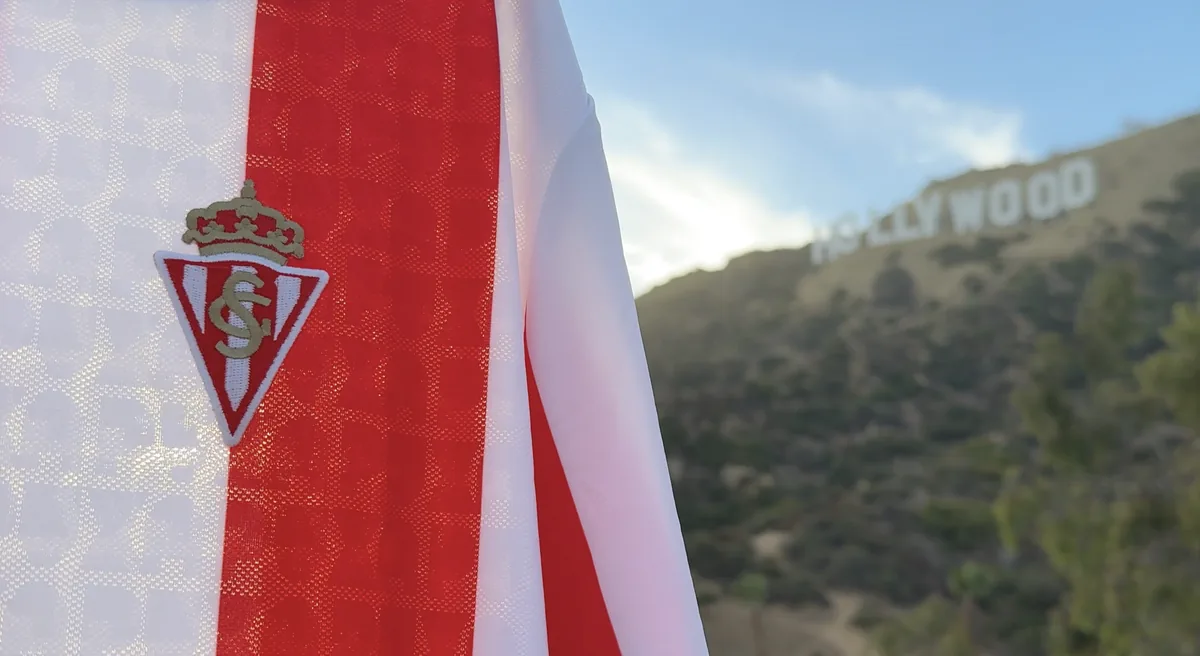 Escudo bordado del Real Sporting de Gijón en la camiseta 2026/27, con el cartel de Hollywood al fondo