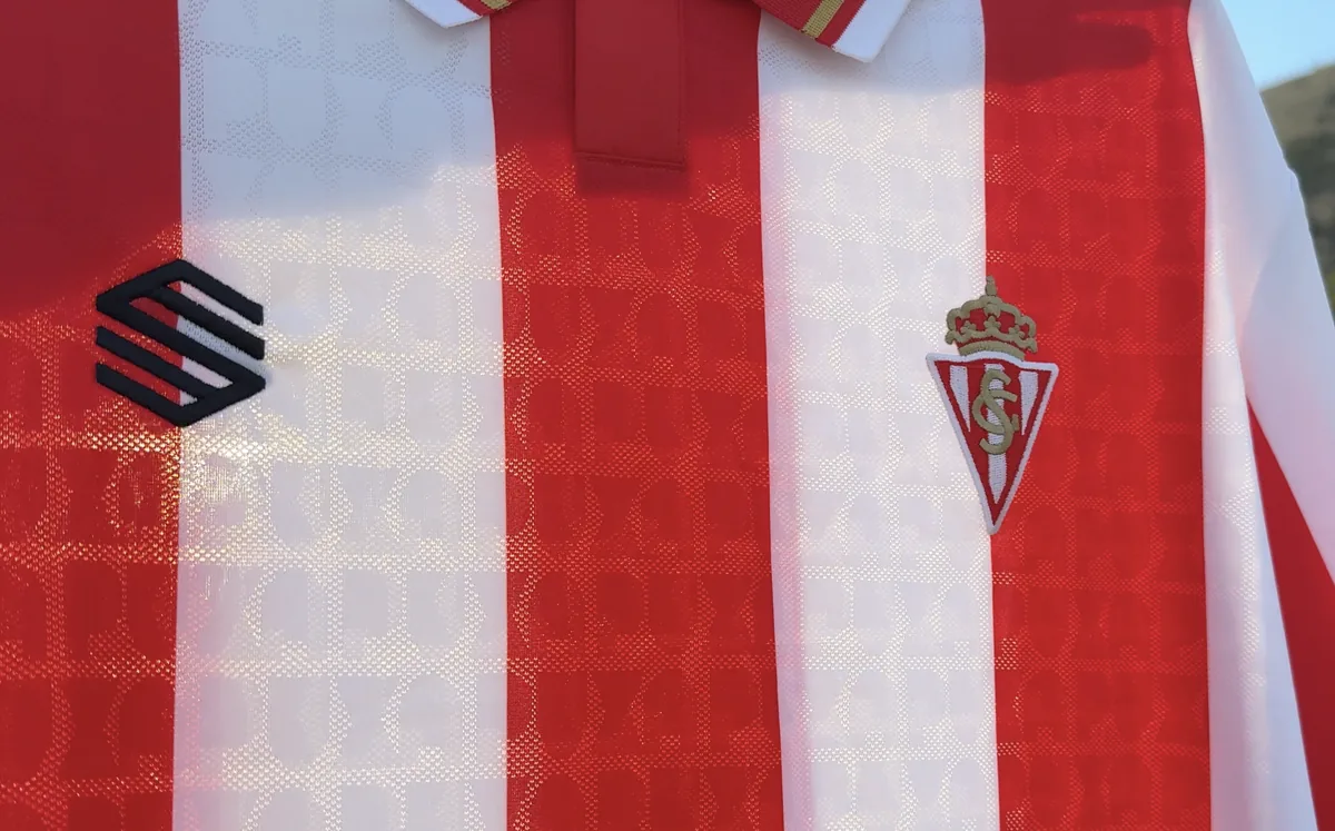 Detalle frontal de la camiseta del Sporting 2026/27: escudo bordado, logo de Siroko y el estampado PUXA tejido en las franjas blancas