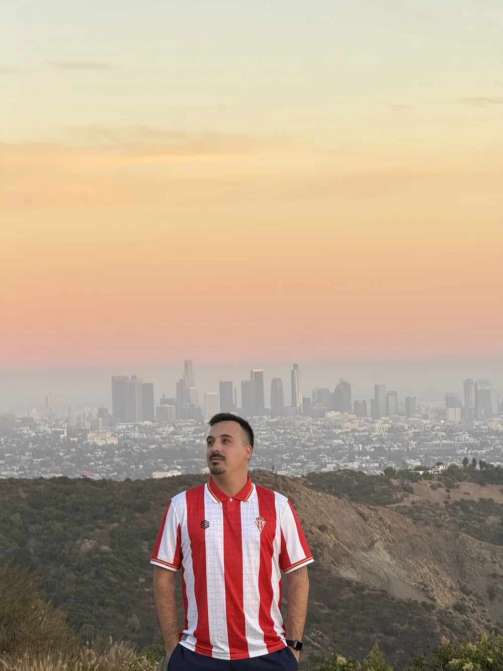 Nueva camiseta del Real Sporting de Gijón 2026/27 de Siroko, con el skyline de Los Ángeles al fondo