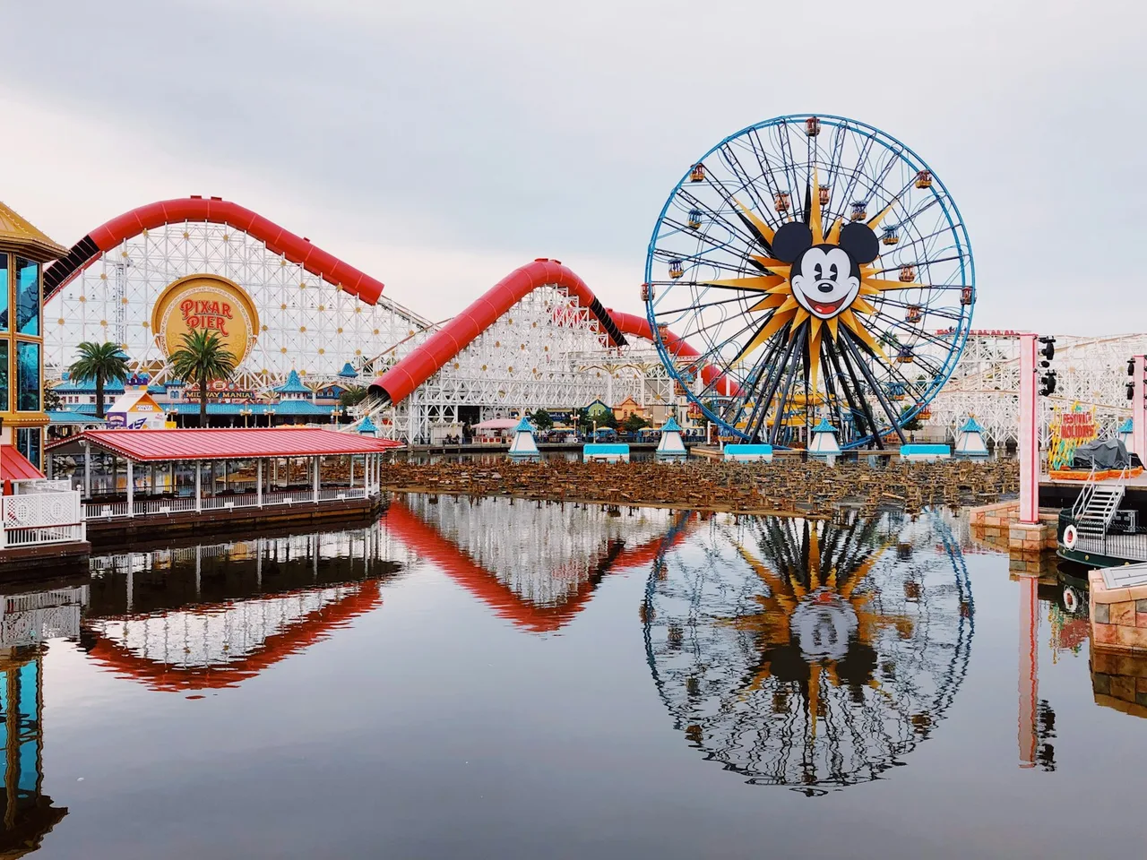 La noria Pixar Pal-A-Round y la montaña rusa Incredicoaster en Pixar Pier, Disney California Adventure