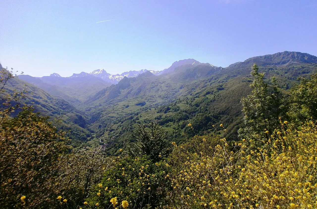 Macizo de las Ubiñas visto desde la autopista del Huerna, en la cordillera Cantábrica que separa Asturias y León