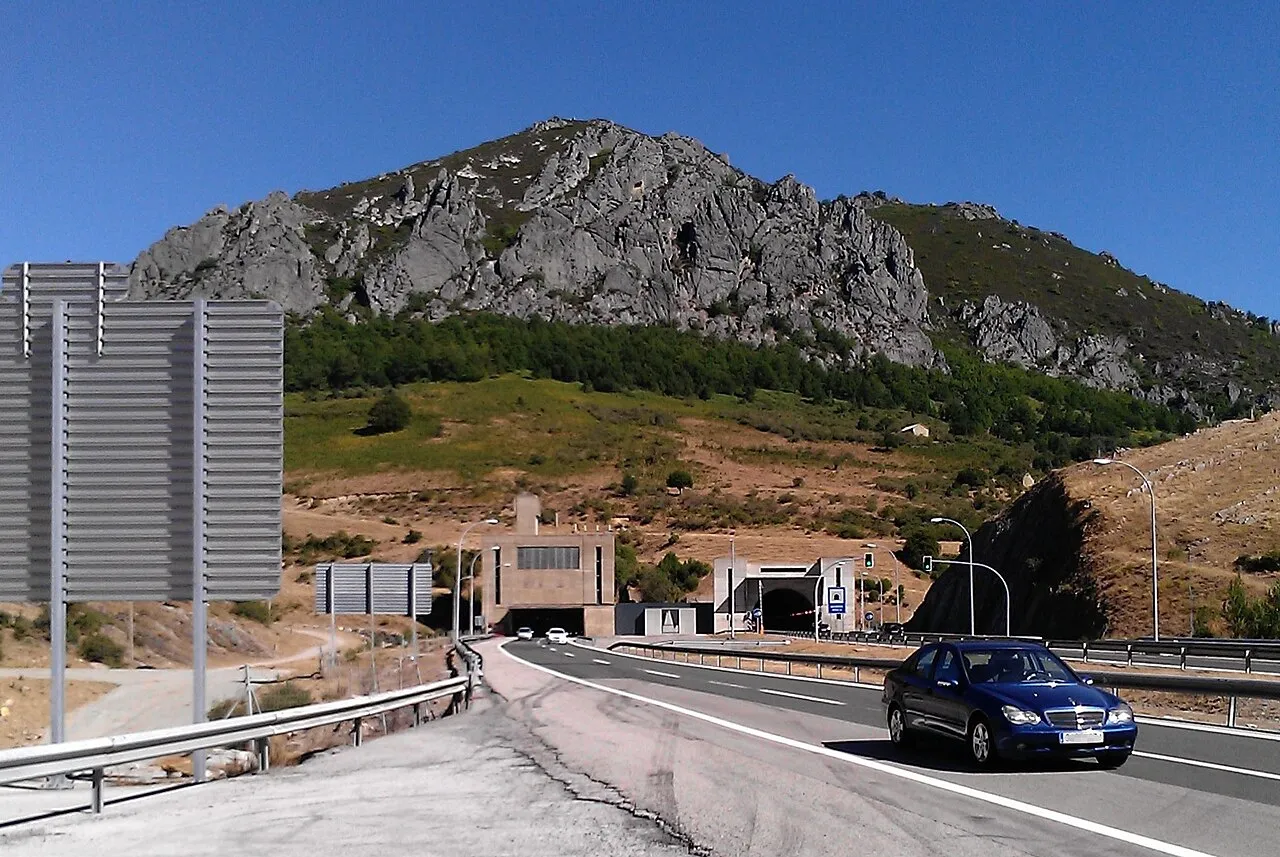 Entrada al túnel del Negrón en la autopista AP-66