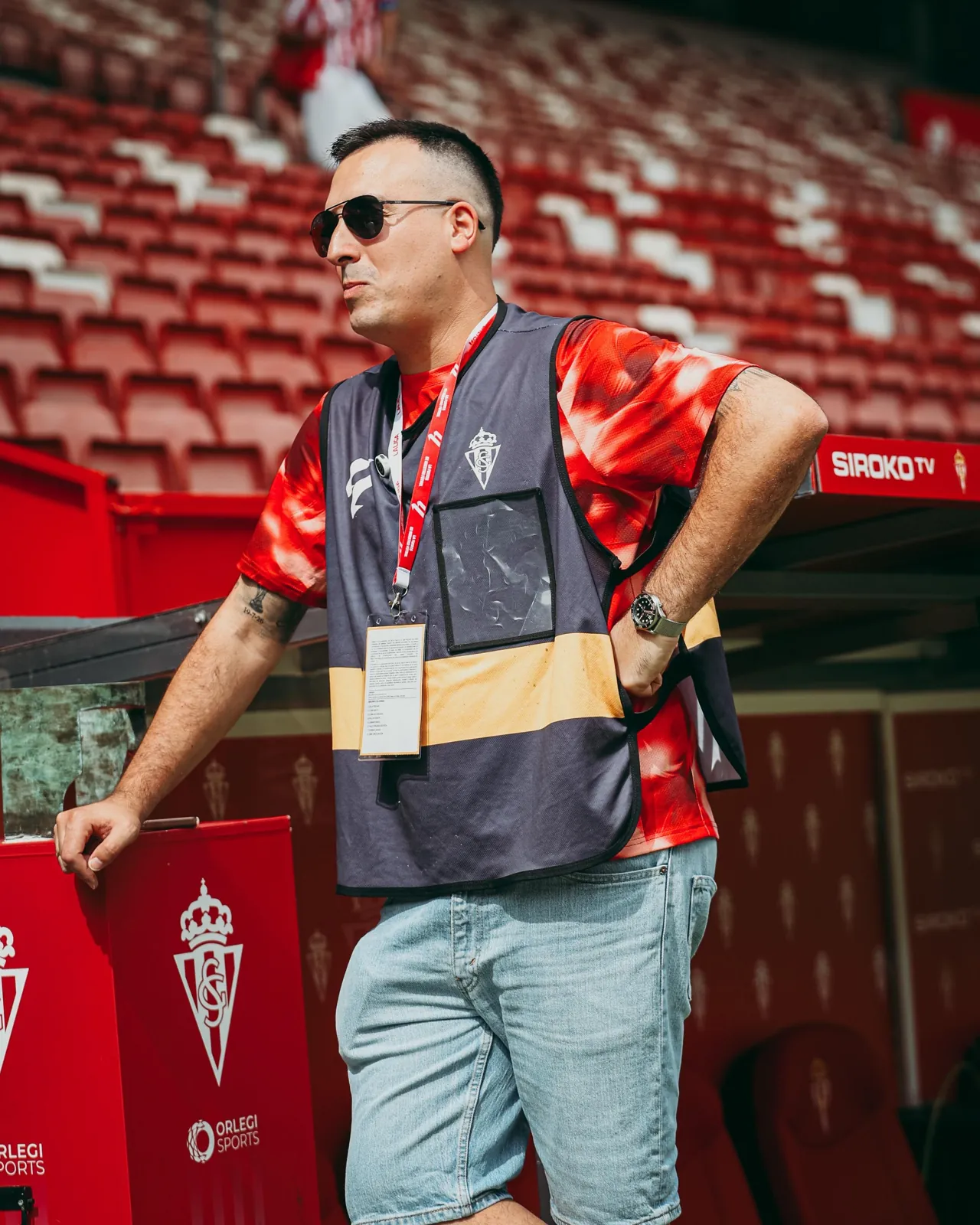 Elopi23 (Eloy González) pitch-side at El Molinón, accredited as media for Real Sporting