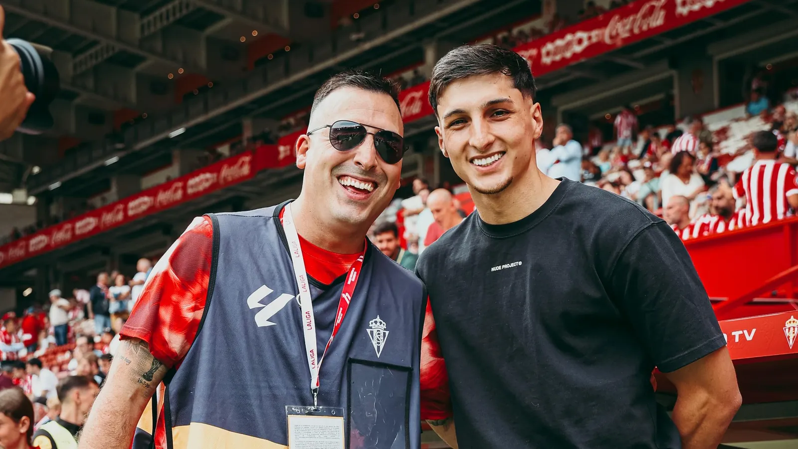 Elopi23 con Andrés Ferrari, delantero del Real Sporting, en El Molinón