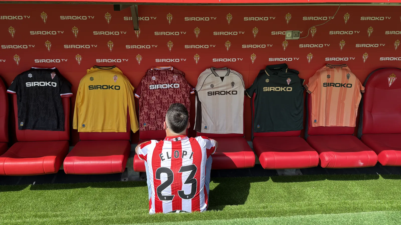 Camisetas del Real Sporting de Gijón en el banquillo de El Molinón