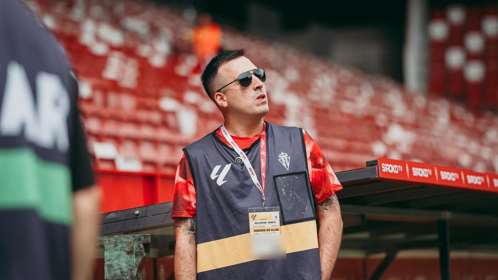 Elopi23 a pie de campo en El Molinón, estadio del Real Sporting de Gijón