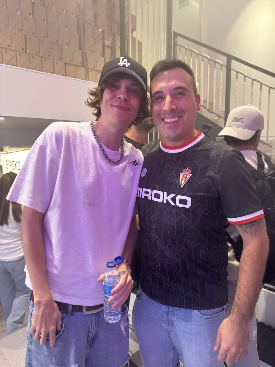 Elopi23 y el Rubius posando juntos en la presentación de las MadKat ONE en la tienda de Siroko de Gijón