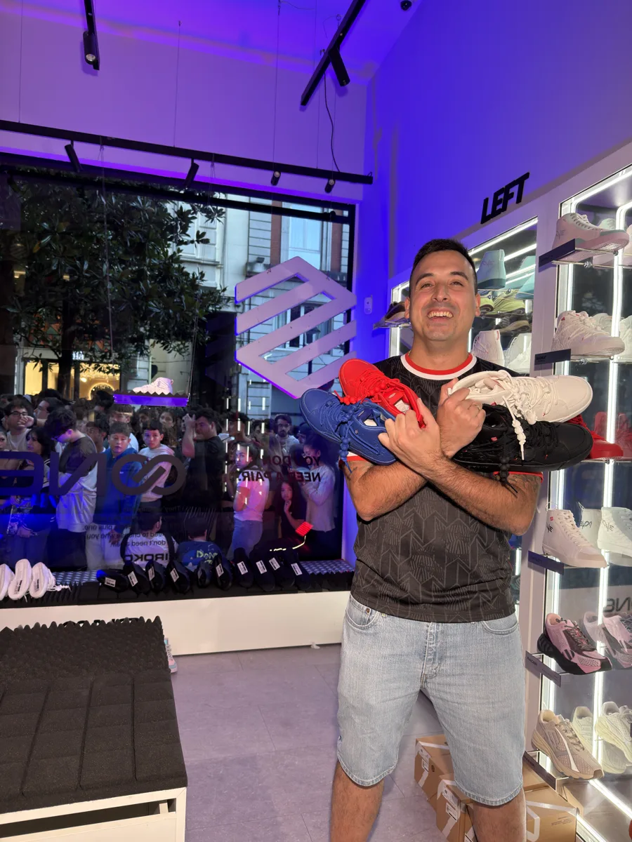 Elopi23 dentro de la tienda de Siroko de Gijón con las cuatro MadKat ONE en brazos y la gente agolpada al otro lado del escaparate