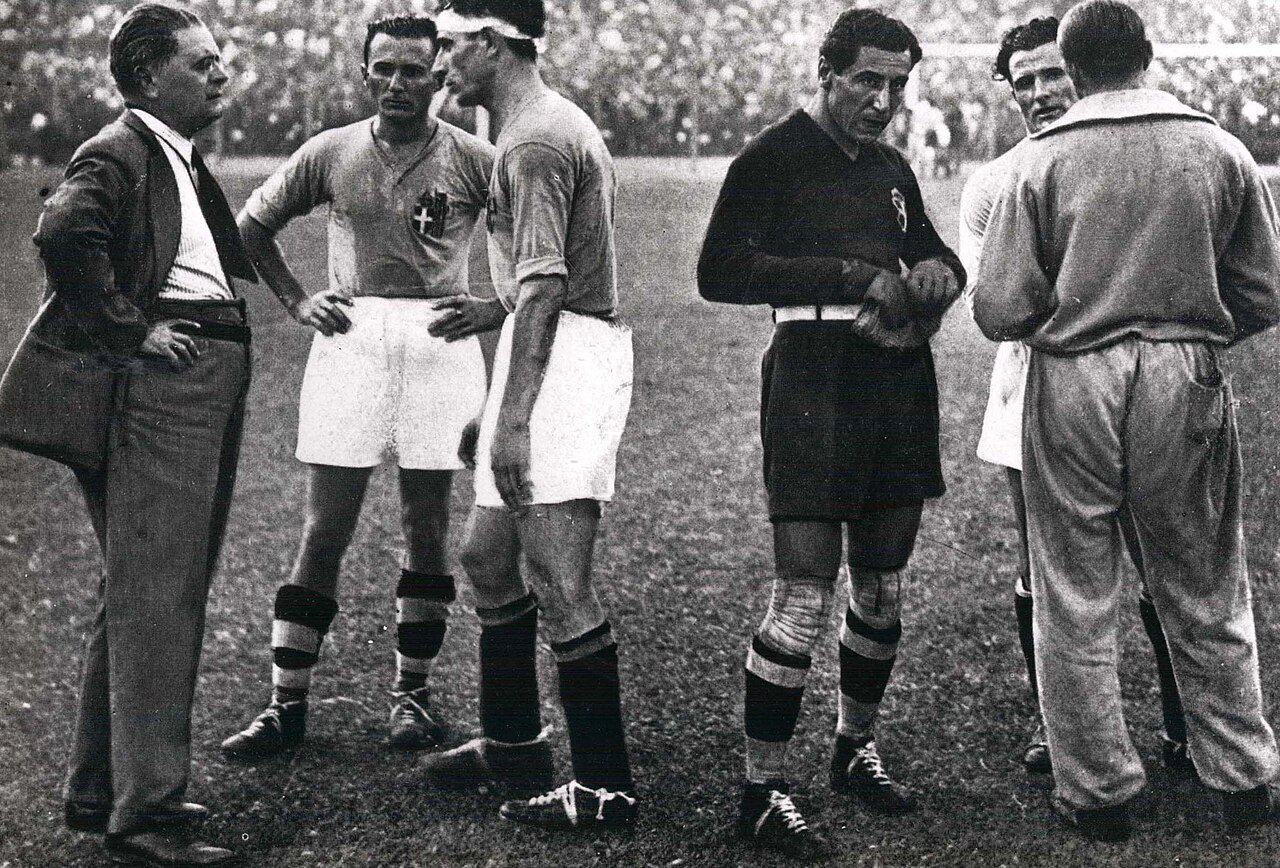 Justo antes de la prórroga de la final: Pozzo dando instrucciones a Monzeglio, Bertolini, Combi, Monti y Carcano.