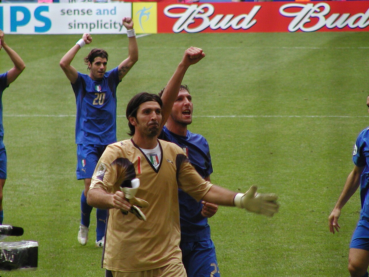 Buffon, Materazzi y Perrotta celebrando el título de Italia en 2006.