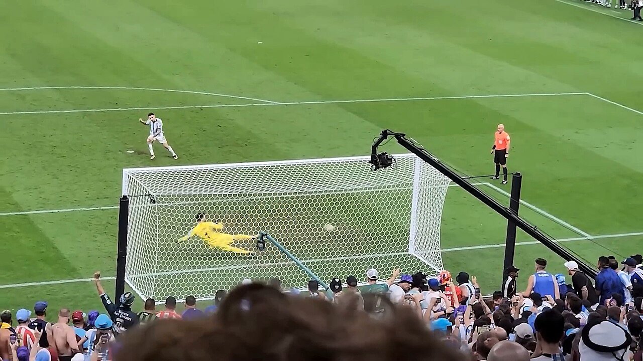 Gonzalo Montiel lanzando el penalti que dio a Argentina su tercera Copa del Mundo.