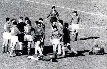 La policía entró al campo cuatro veces durante aquel partido.