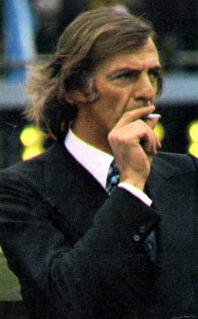 Menotti durante el Mundial de 1978, con el cigarrillo que era parte de su imagen.