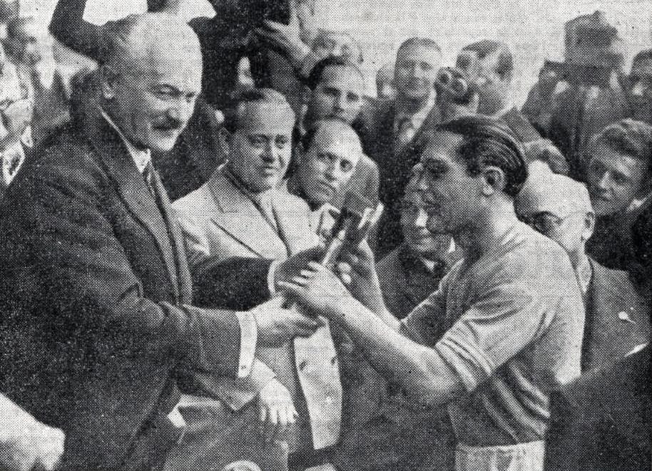 El presidente francés Albert Lebrun entrega la Copa Jules Rimet al capitán italiano Giuseppe Meazza.