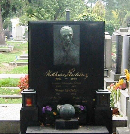 Su tumba de honor en el Cementerio Central de Viena.