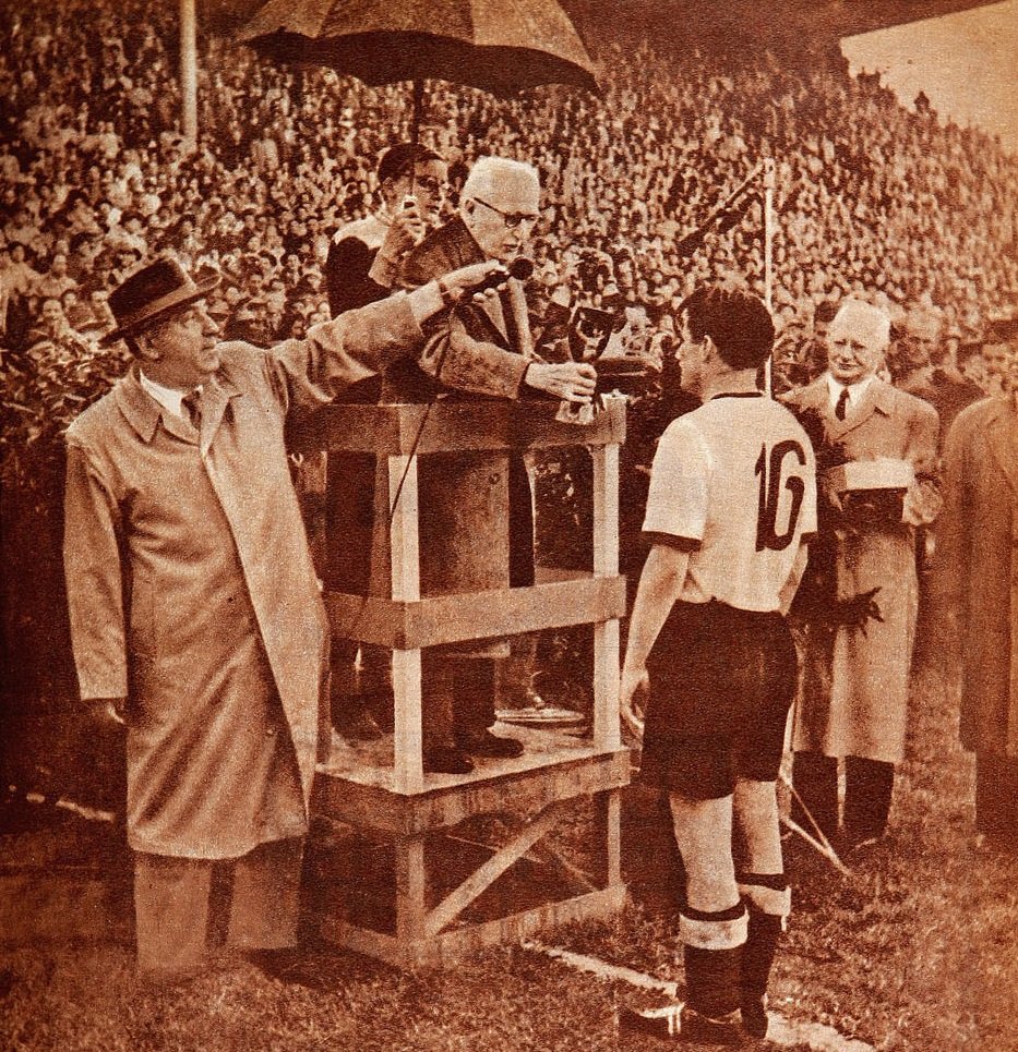 La entrega de la Copa Jules Rimet a Alemania Federal, en la revista Estadio de julio de 1954.