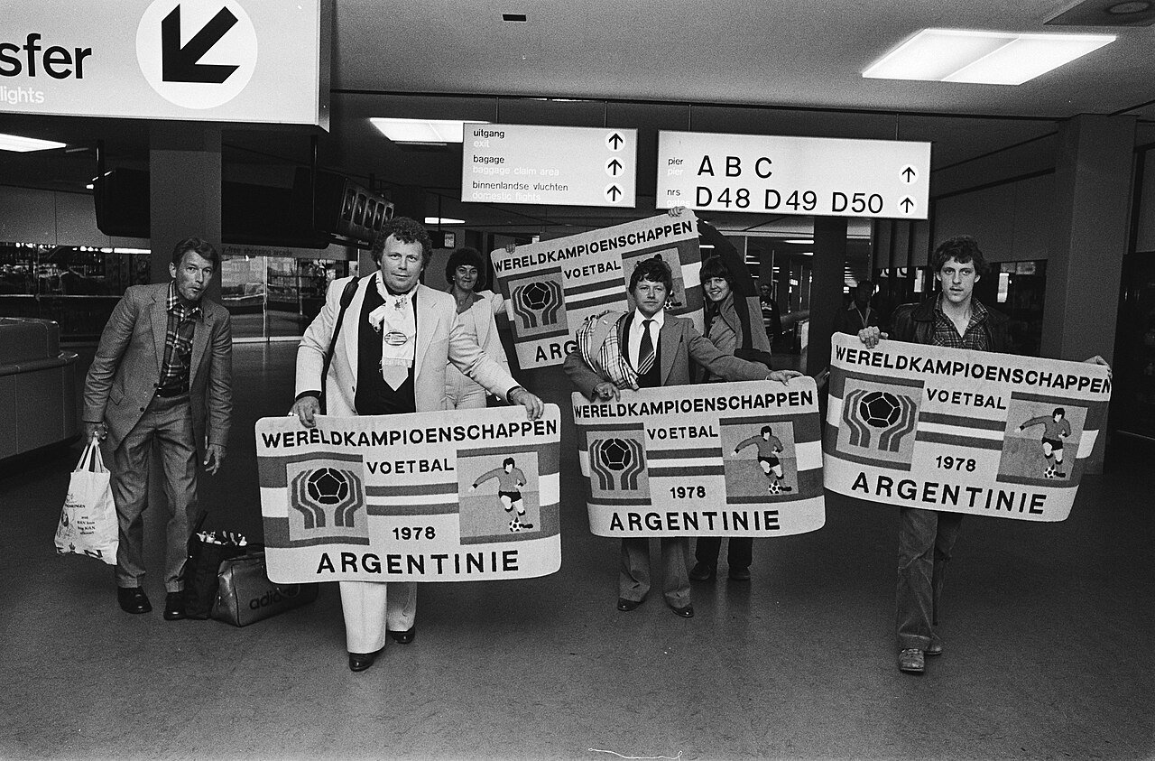 Aficionados holandeses saliendo de Schiphol rumbo a la final de Buenos Aires, 23 de junio de 1978.