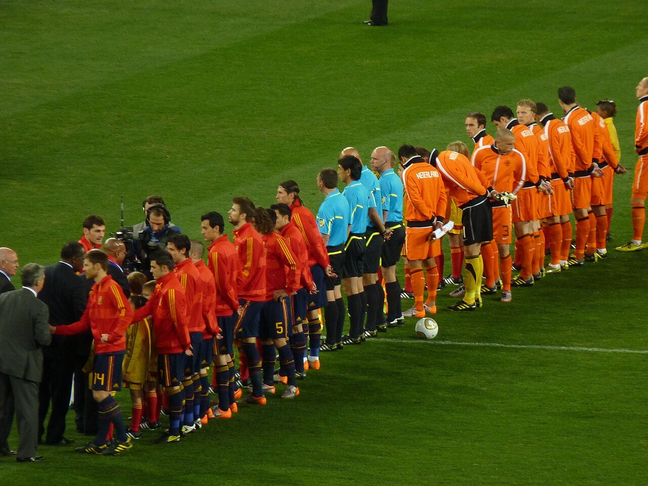Los dos equipos antes del inicio de la final de Soccer City.