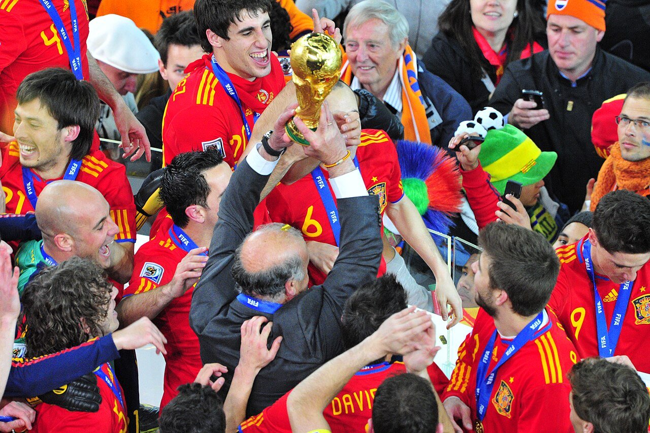 España con la Copa del Mundo tras ganar la final a los Países Bajos, 11 de julio de 2010.