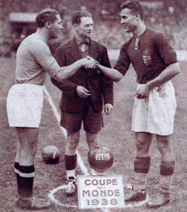 El árbitro francés Georges Capdeville entre los capitanes Meazza (Italia) y Sárosi (Hungría) antes de la final de Colombes.