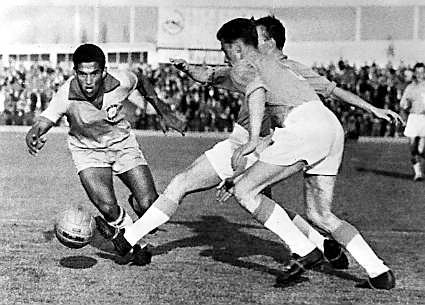 Garrincha durante el Mundial de 1962. Con Pelé lesionado, cargó él con Brasil.