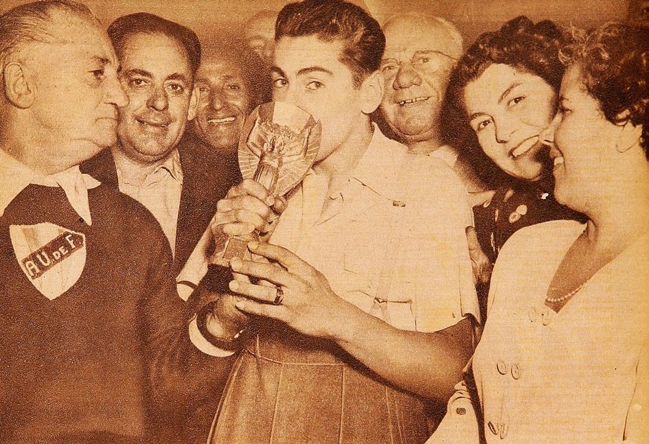 Ghiggia con la Copa Jules Rimet, en la revista Estadio de julio de 1950.
