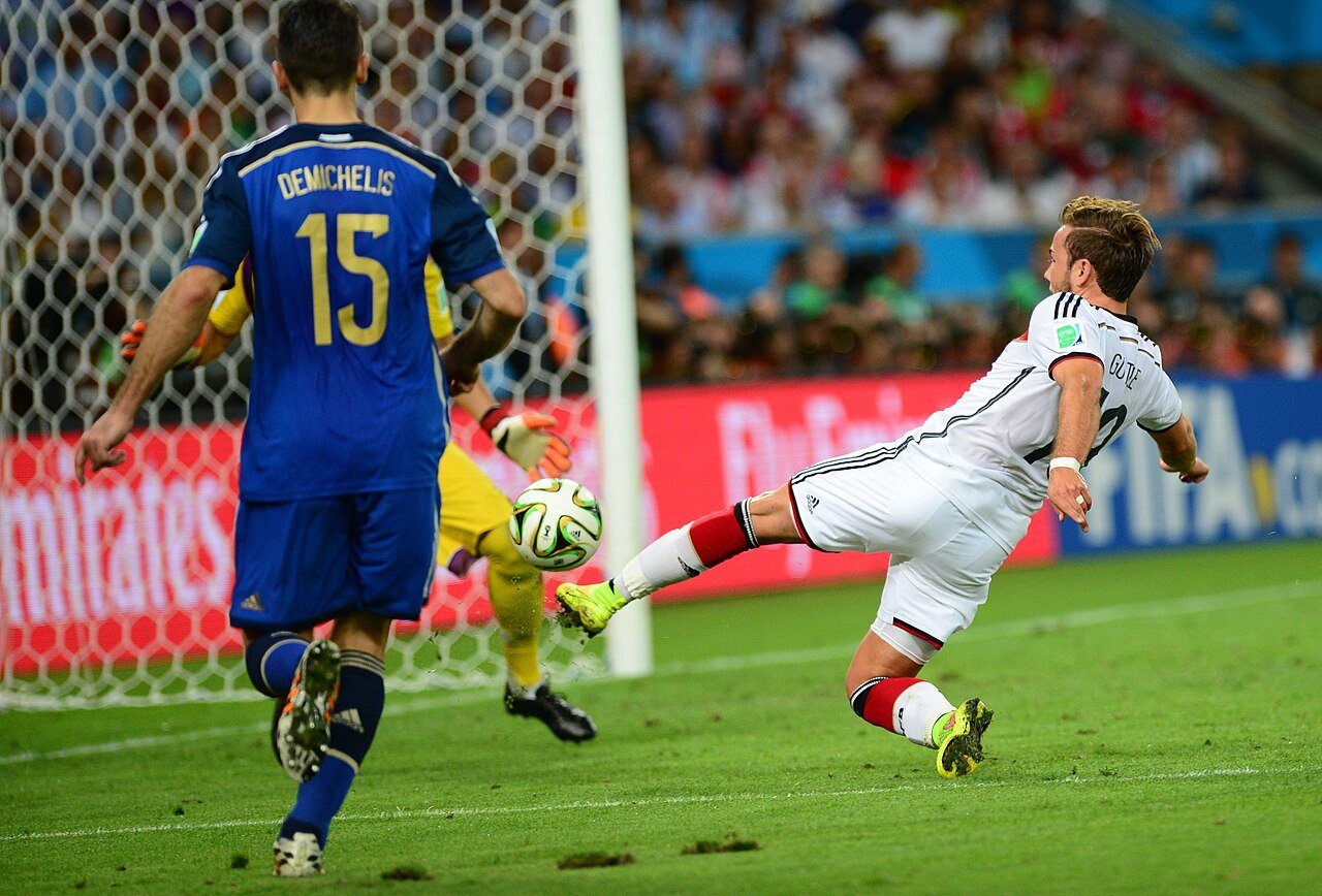 Götze marcando el gol de la final ante Argentina.