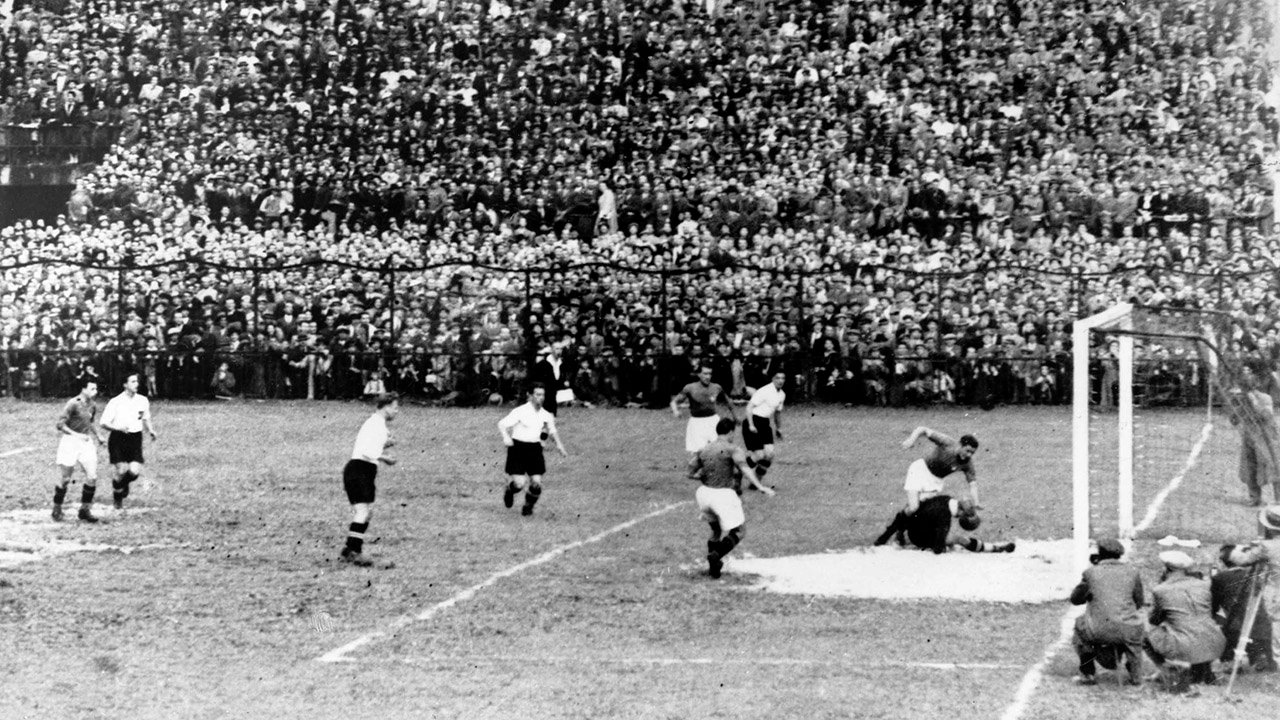 El momento del gol: Enrique Guaita bate a Austria en la semifinal de San Siro. Fue el único del partido.