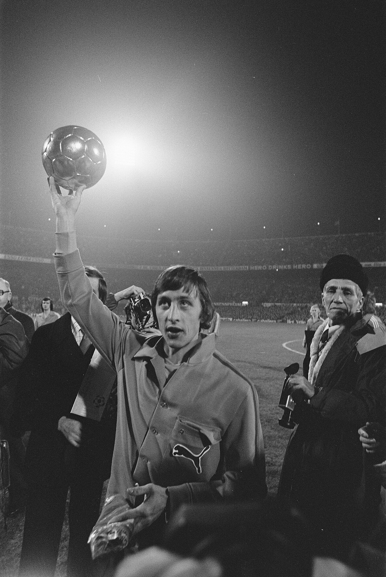 Cruyff recibiendo el Balón de Oro al mejor jugador del Mundial de 1974.