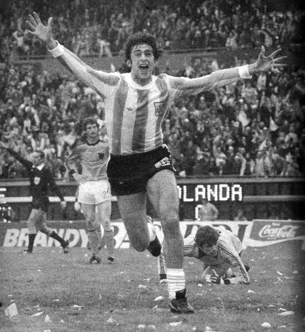 Mario Kempes celebrando uno de sus dos goles en la final contra los Países Bajos.
