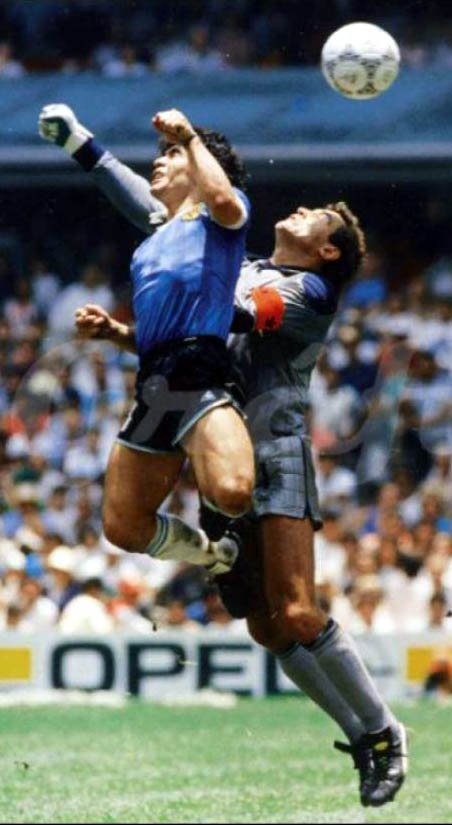 Minuto 51: la Mano de Dios. El árbitro no vio nada y el gol subió al marcador.