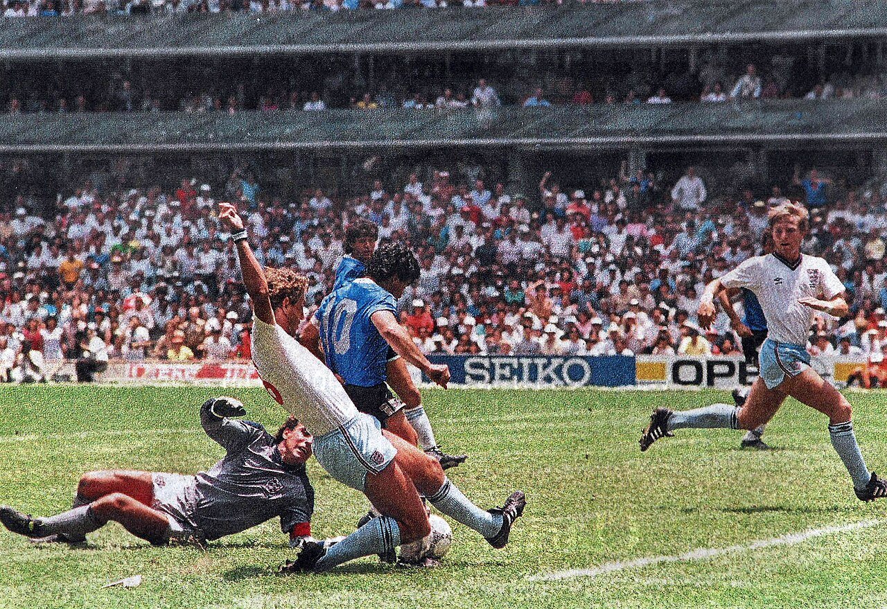 Minuto 55: Maradona bate a Shilton al final de la carrera que la FIFA nombró Gol del Siglo.