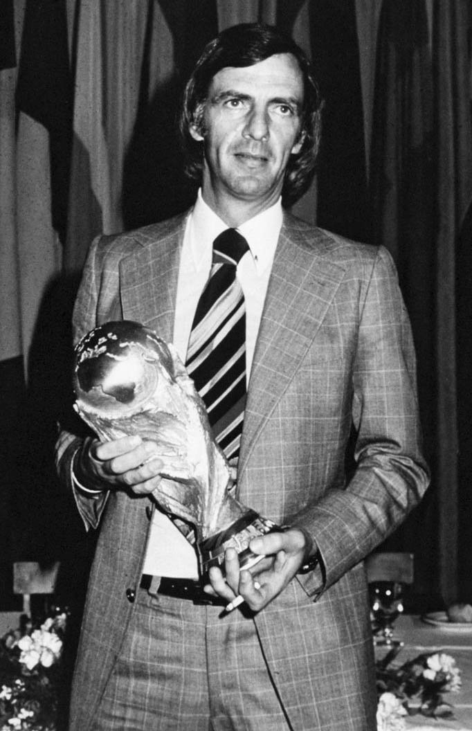 César Luis Menotti con la Copa del Mundo ganada en 1978.