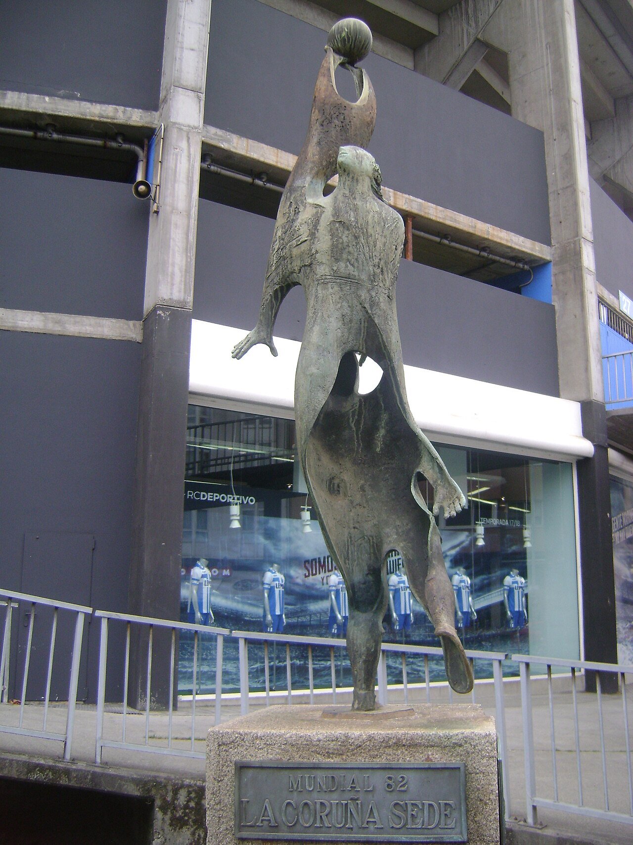 La estatua que recuerda el Mundial 82 en A Coruña, una de las sedes.