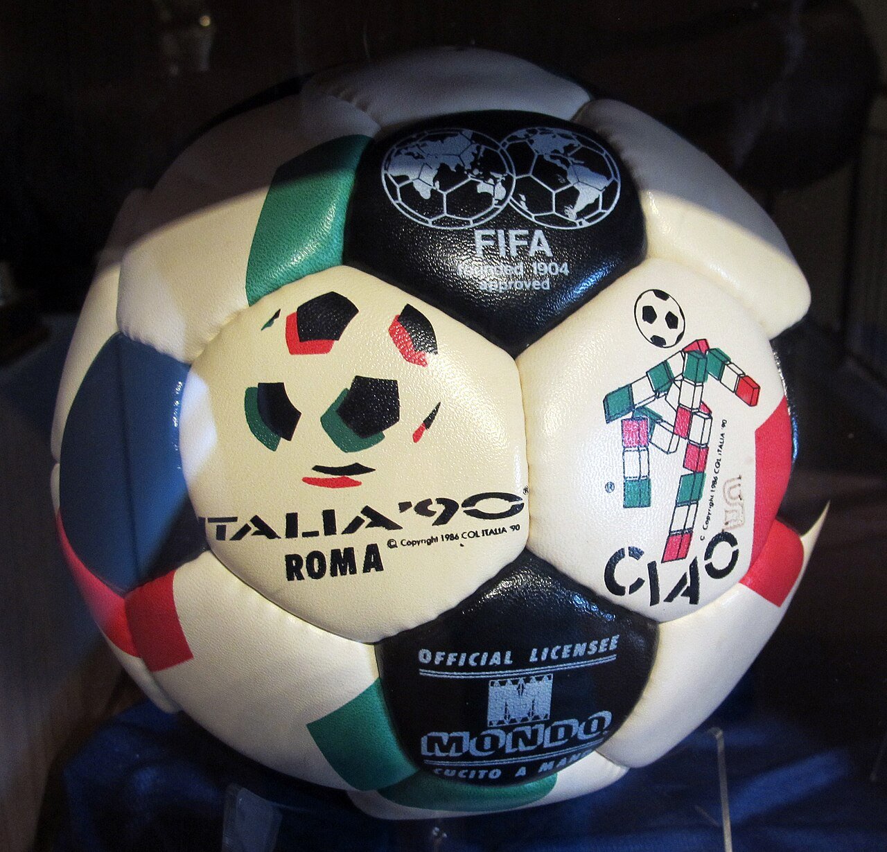 El balón oficial de Italia 90, el Etrusco Unico, conservado en el Museo del Calcio de Florencia.