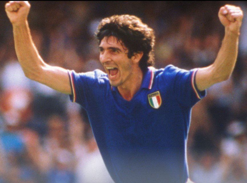 Paolo Rossi celebrando en el Mundial de 1982. Llegó señalado por una sanción y se fue de máximo goleador.