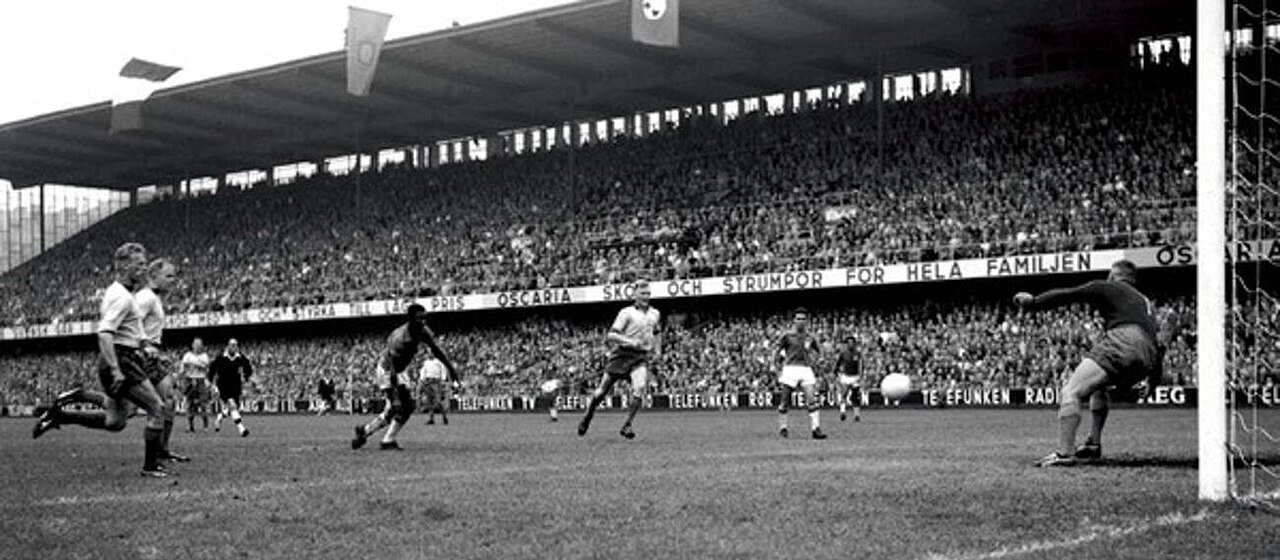 Pelé marcando en la final de 1958. Tenía 17 años.