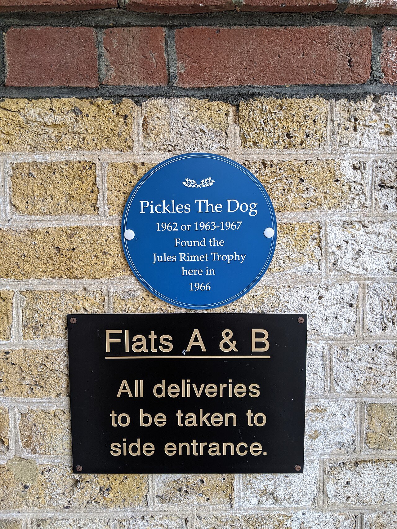 La placa que recuerda a Pickles, el perro que encontró la Copa del Mundo, en Beulah Hill.