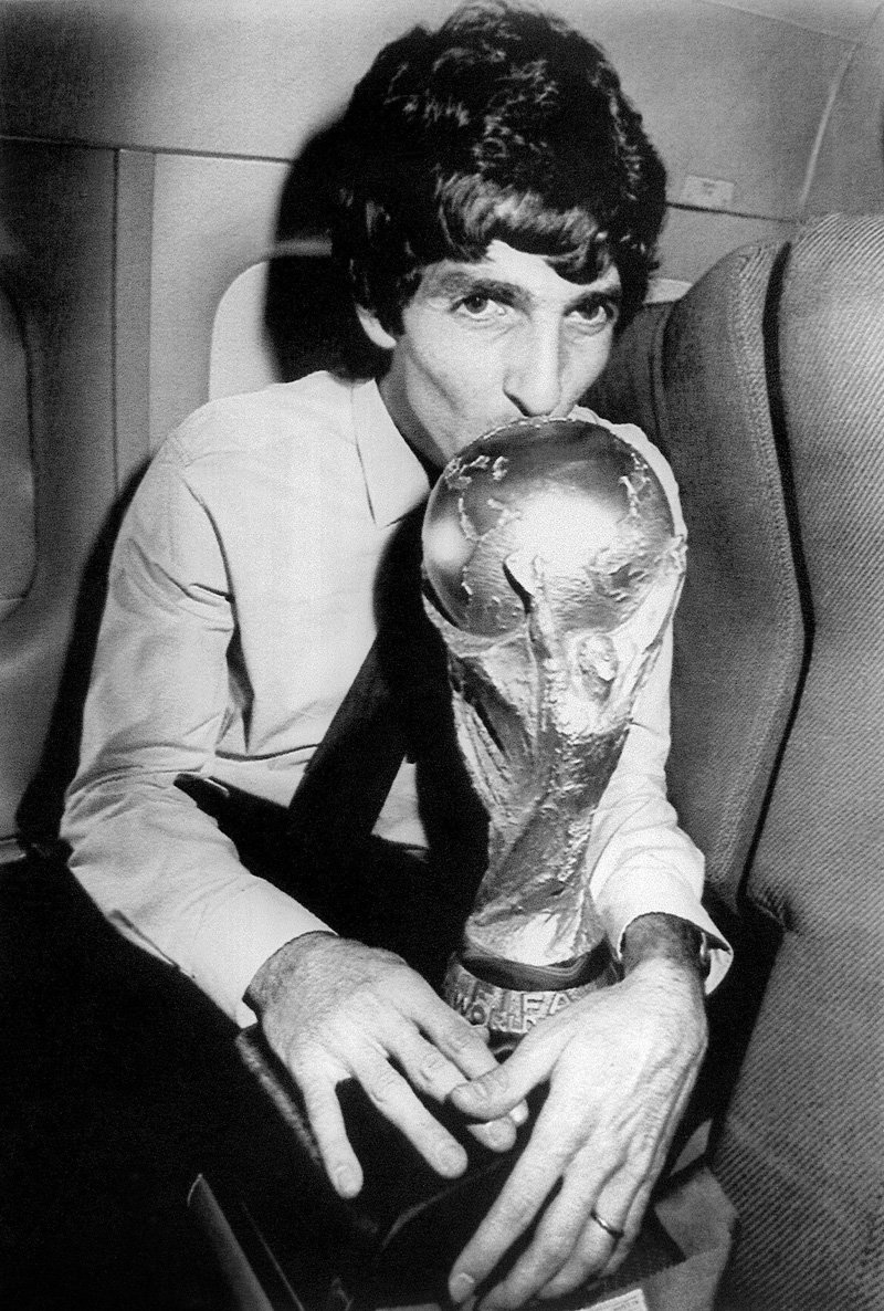 Paolo Rossi besando la Copa del Mundo en el avión de vuelta a Italia, el 12 de julio de 1982.