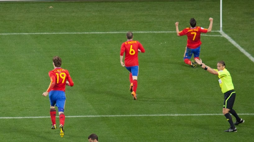 El gol de David Villa a Portugal en octavos. Villa acabó como máximo goleador de España con cinco.