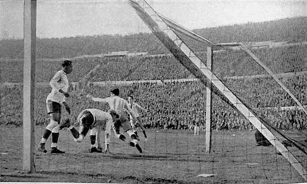 Stábile marcando en la final ante Uruguay.