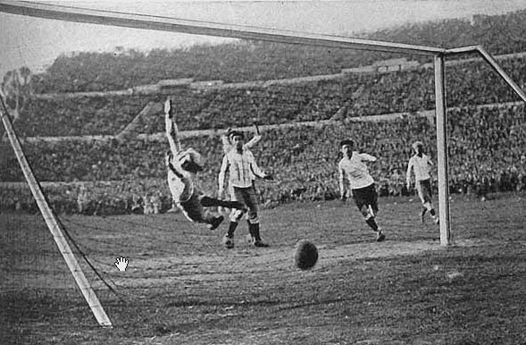 Uno de los goles de Uruguay en la final ante Argentina.