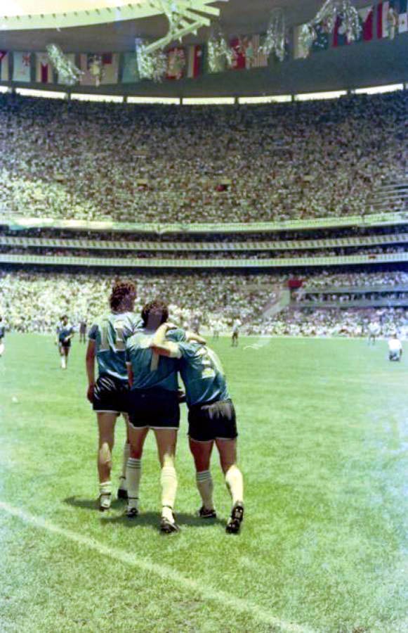 Valdano, Burruchaga y Maradona celebrando en la final del Azteca.