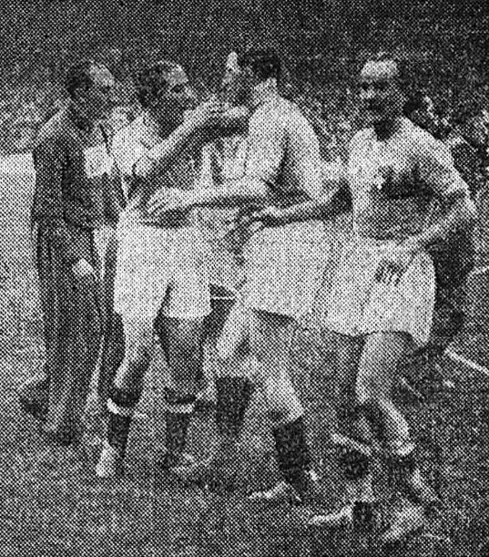 Meazza felicita a Silvio Piola, autor de dos goles en la final.