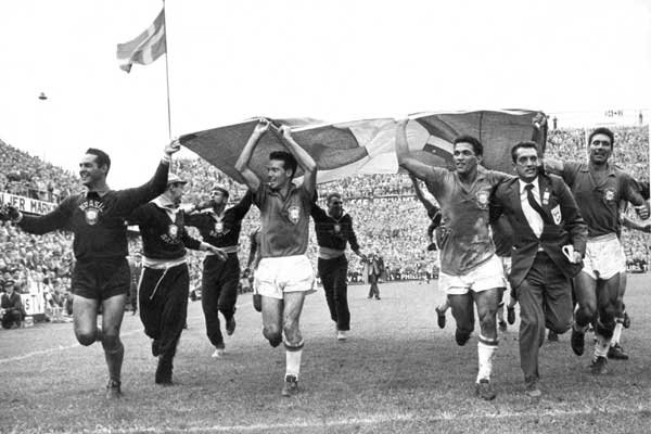 La vuelta de honor de Brasil en Solna tras ganar su primer Mundial.