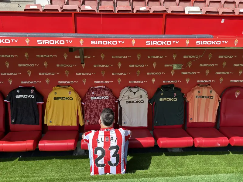 Elopi23 de espaldas con la camiseta ELOPI 23 en el banquillo de El Molinón