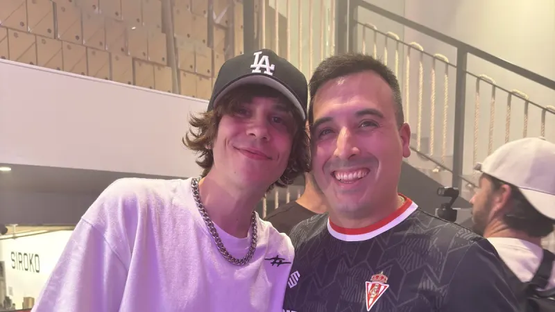 El Rubius con gorra de los Dodgers y camiseta blanca junto a Elopi23 con la camiseta negra del Sporting, dentro de la tienda de Siroko de Gijón