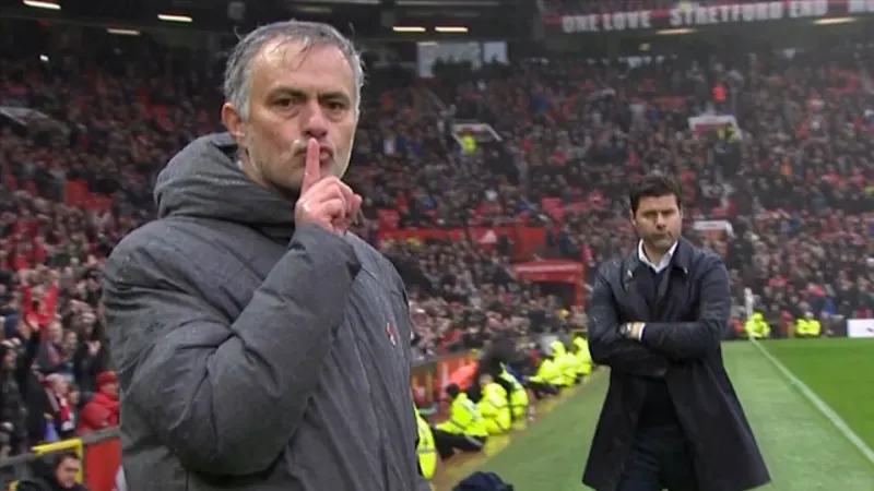 José Mourinho pidiendo silencio con el dedo en la banda de Old Trafford, con Pochettino al fondo